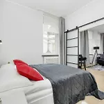 Exclusive Grey And Red In Center By Renters 华沙