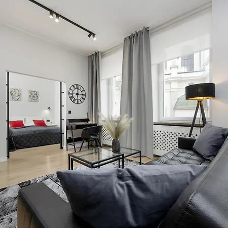 Exclusive Grey And Red In Center By Renters 华沙